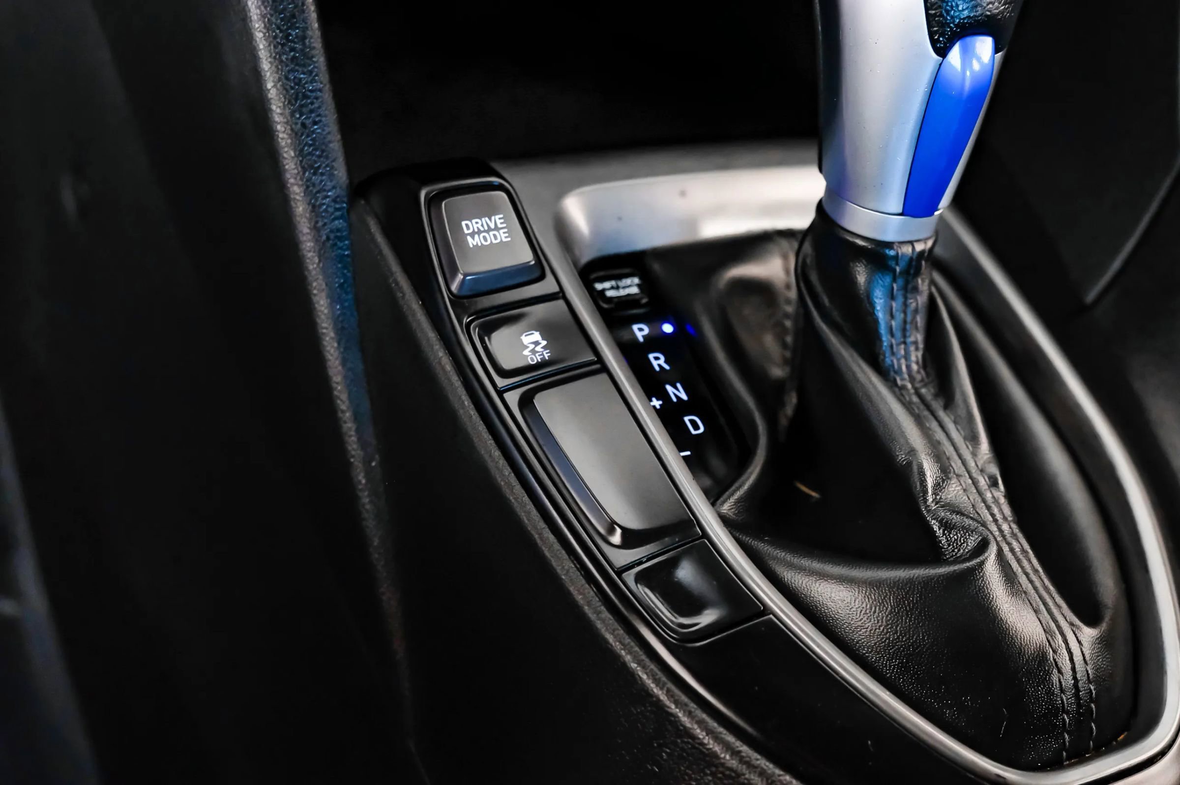 Used 2020 Hyundai Veloster 2.0 FWD image 17