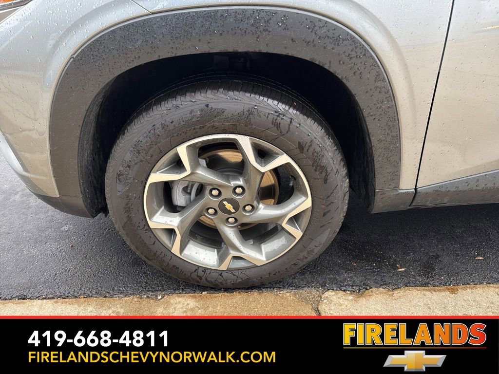 Used 2025 Chevrolet Trax LT w/ LT Convenience Package image 19