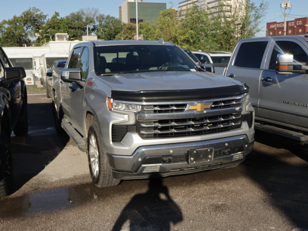 Used 2022 Chevrolet Silverado 1500 LTZ w/ LTZ Premium Package AWD/4WD image 3