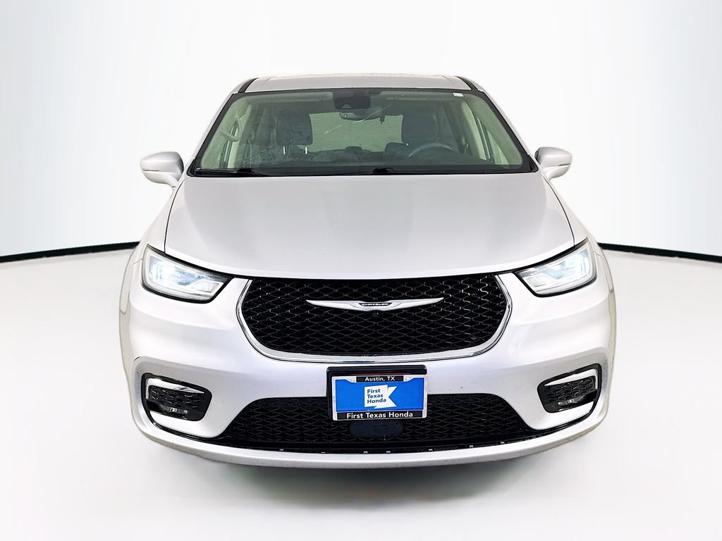 Used 2022 Chrysler Pacifica Touring-L FWD image 2