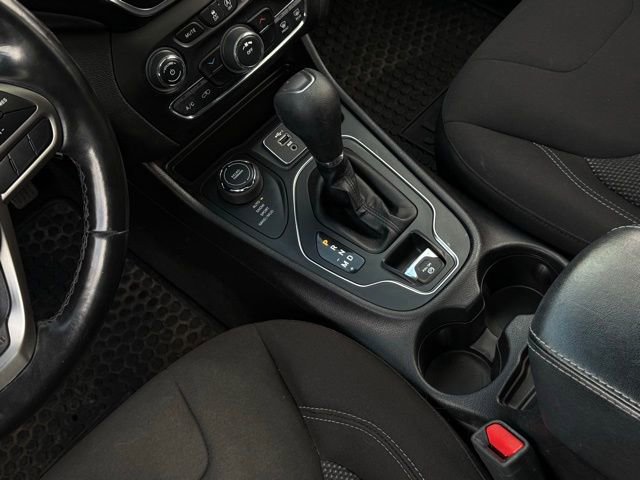 Used 2020 Jeep Cherokee Latitude w/ Cold Weather Group AWD/4WD image 24