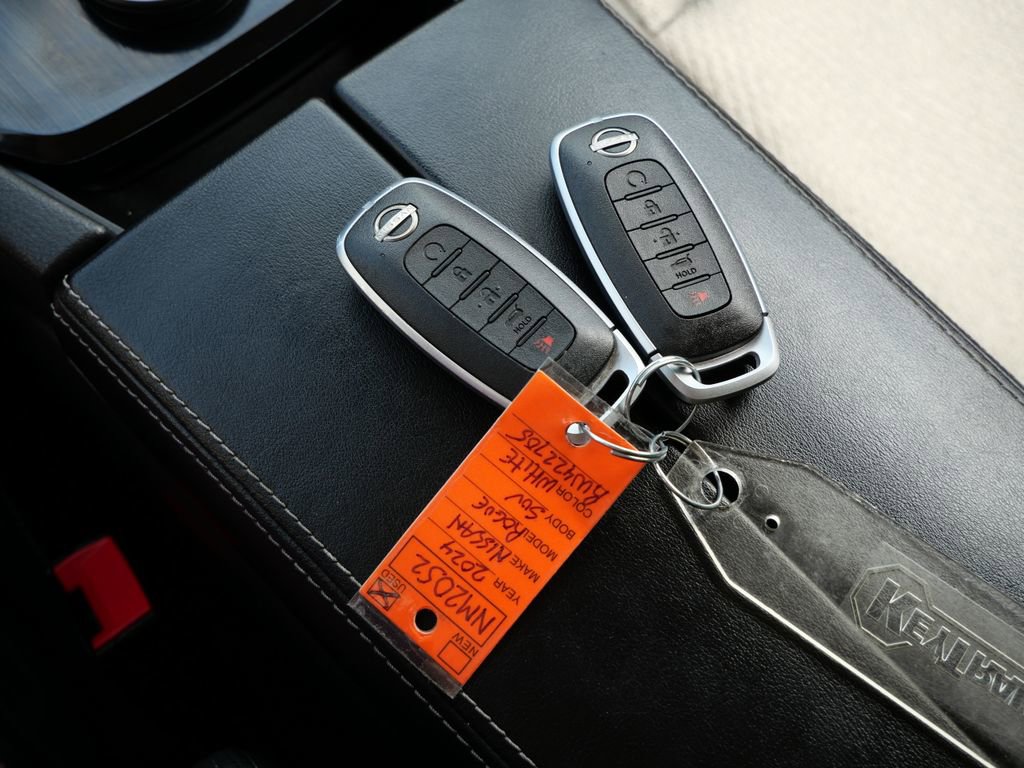 Used 2024 Nissan Rogue SV AWD/4WD image 39