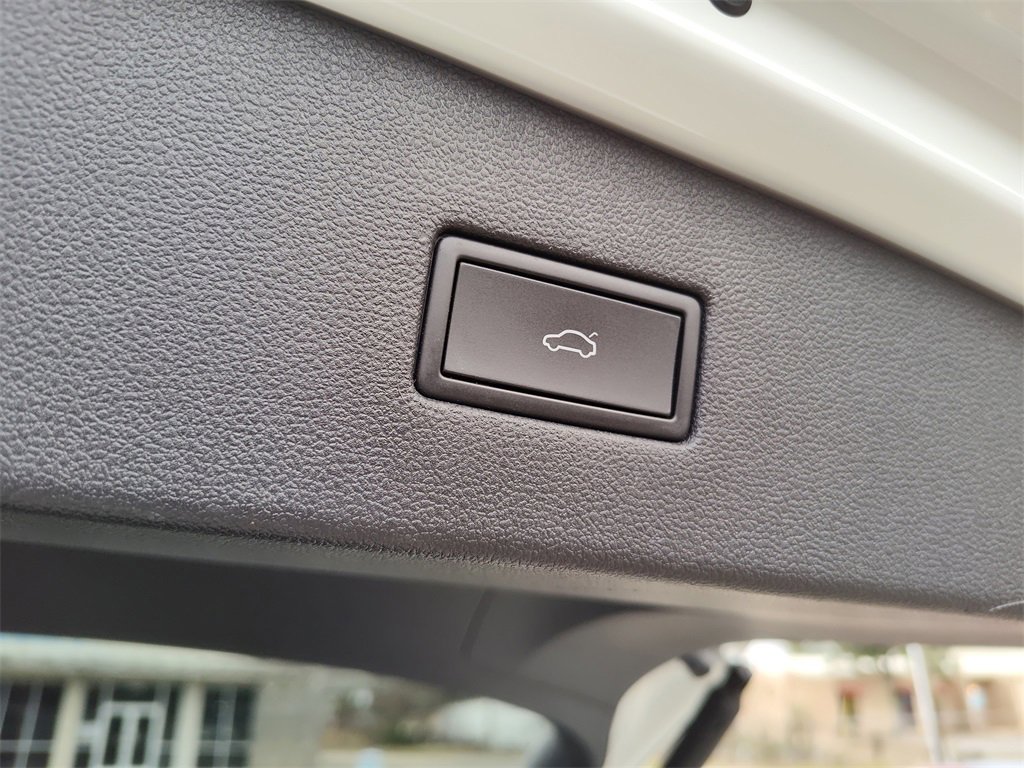 Used 2022 Volkswagen Tiguan SE image 11