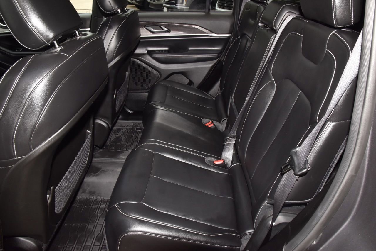 Used 2024 Jeep Grand Cherokee Limited w/ Black Appearance Package AWD/4WD image 14