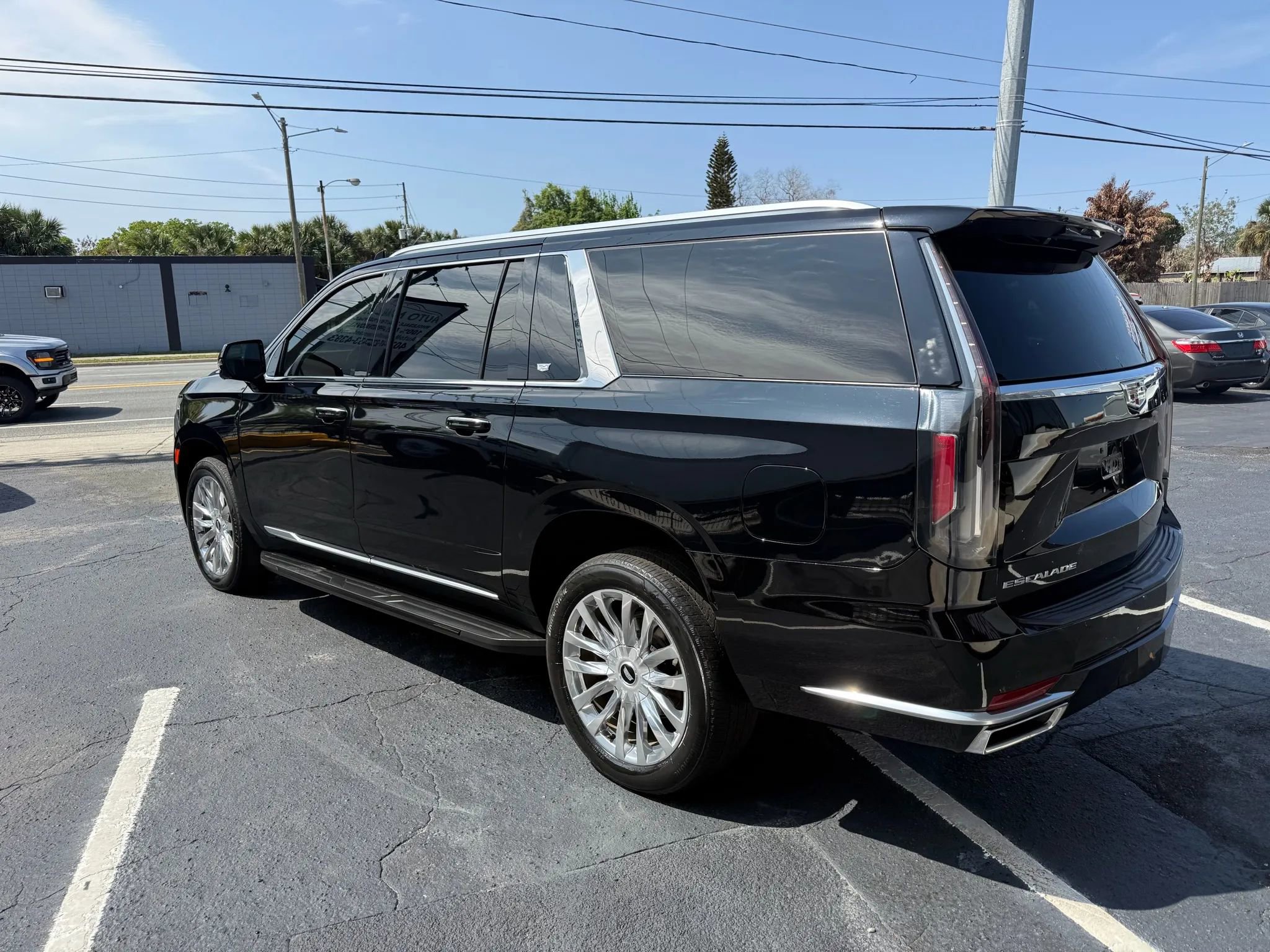 Used 2022 Cadillac Escalade ESV Luxury image 3