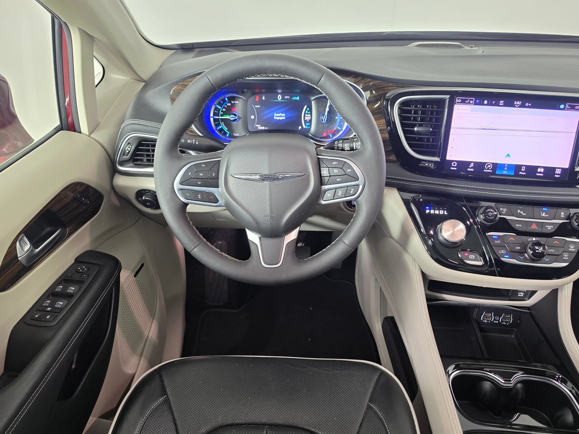 Used 2022 Chrysler Pacifica Limited w/ Uconnect Theater Family Group FWD image 37