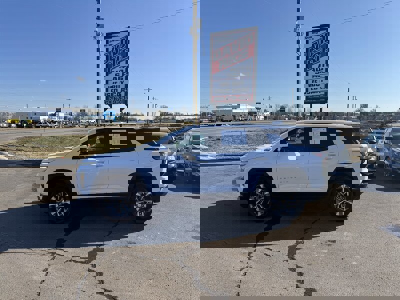 Used 2025 Chevrolet Equinox LT w/ Safety and Technology Package image 1