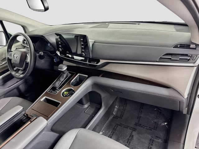 Certified 2024 Toyota Sienna XLE FWD image 32