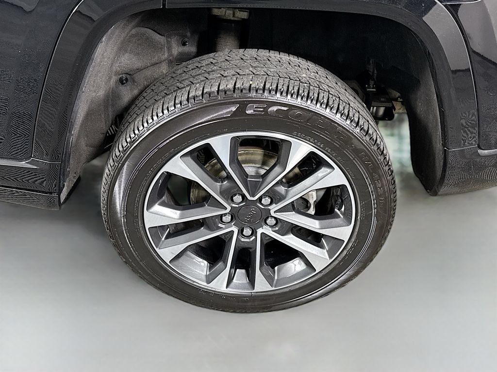 Used 2023 Jeep Grand Cherokee Overland w/ Luxury Tech Group IV AWD/4WD image 39