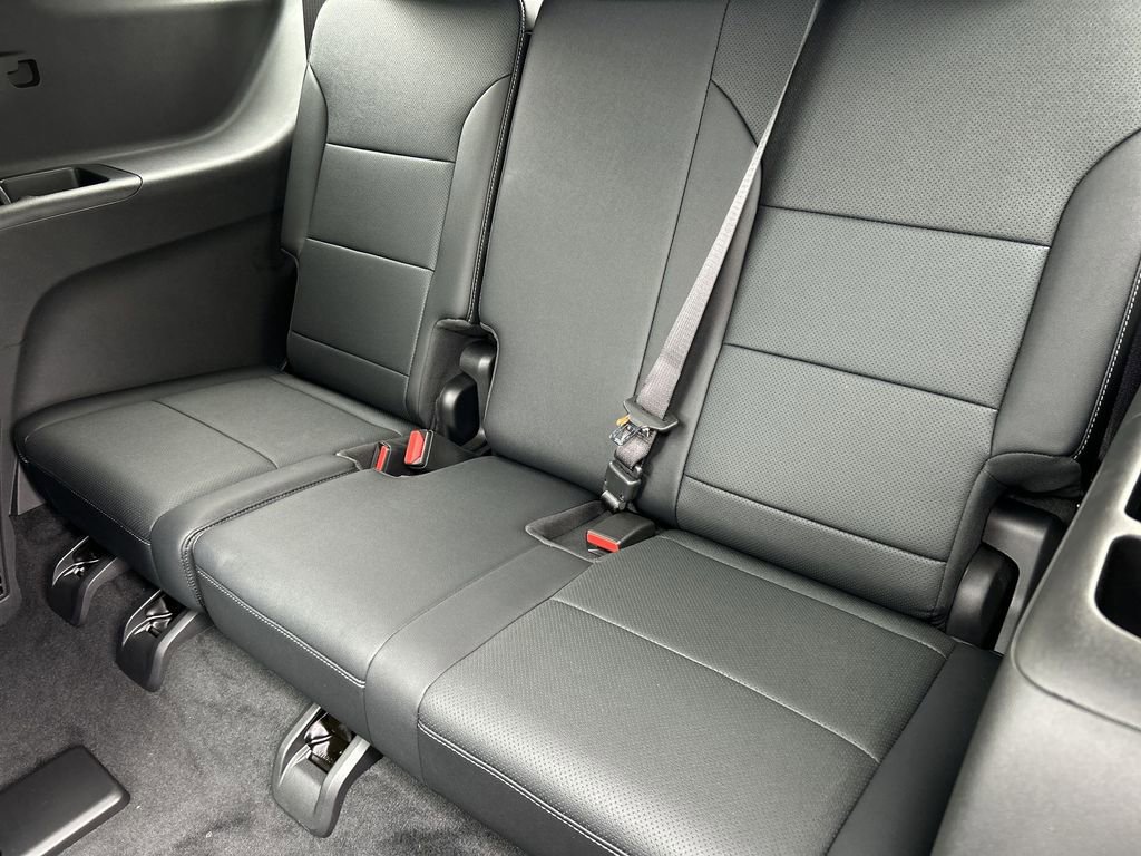 Used 2025 Chevrolet Traverse LT w/ Sun and Wheel Package image 36