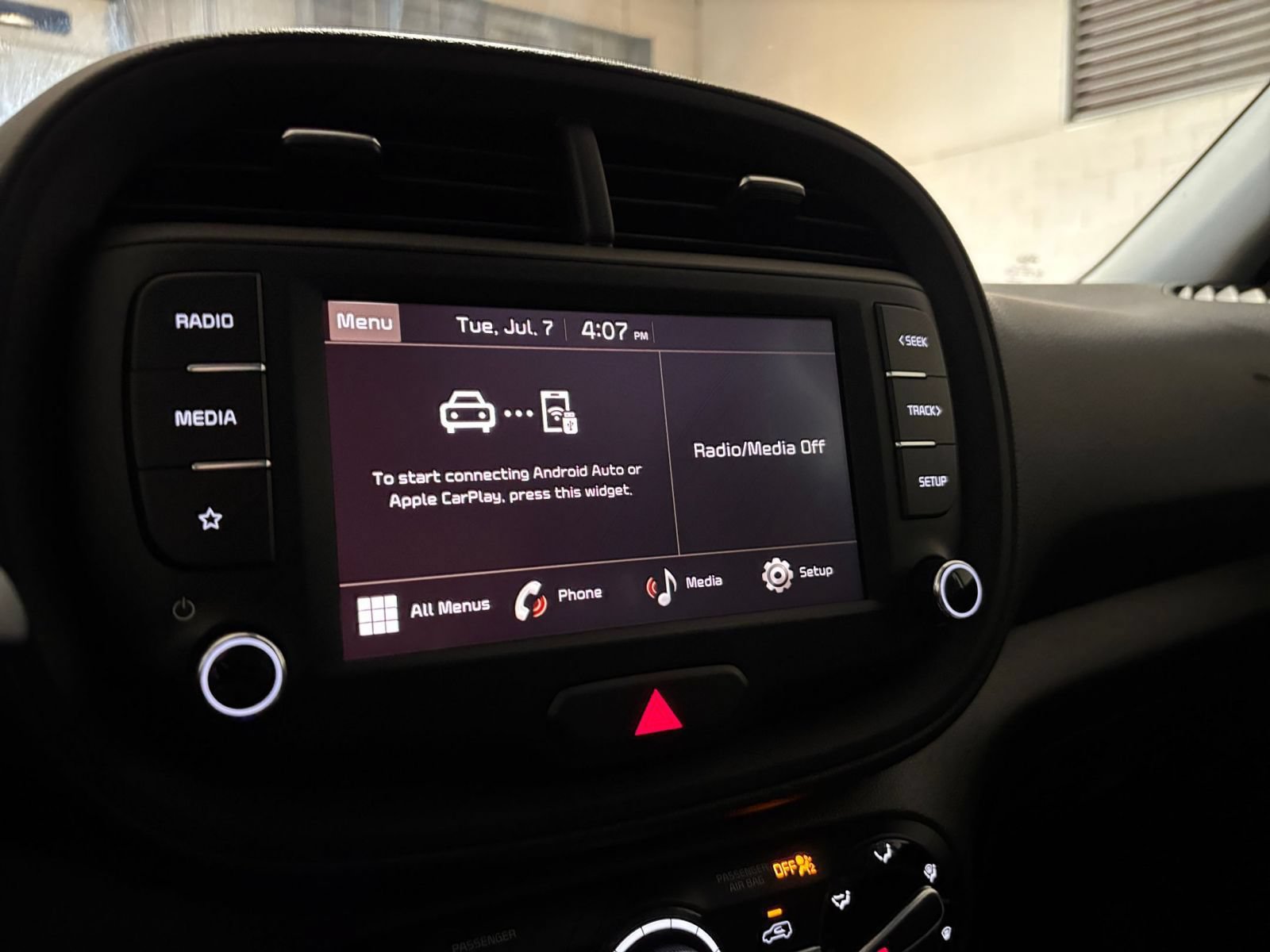 Used 2025 Kia Soul LX w/ LX Technology Package FWD image 19