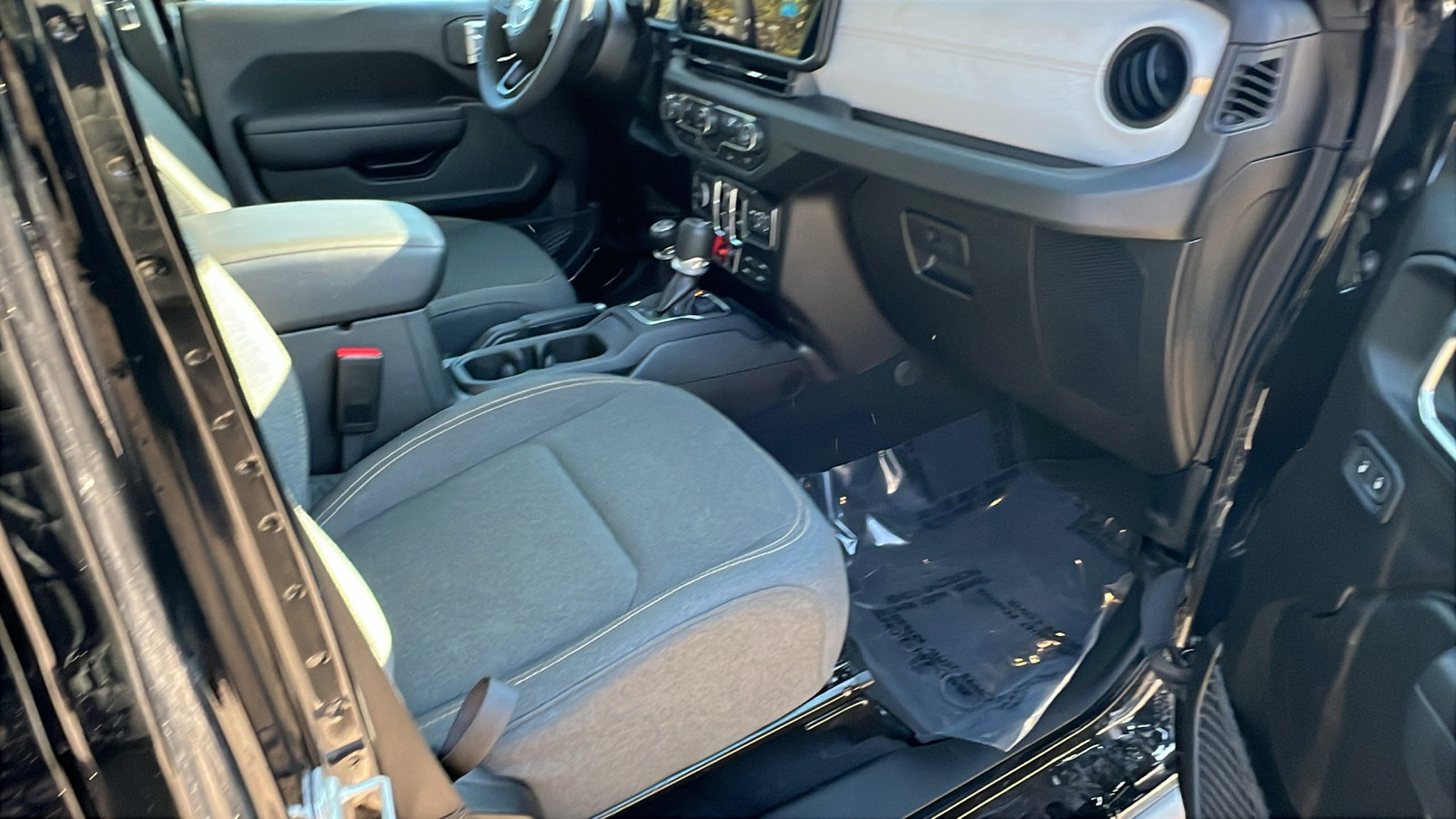 Used 2025 Jeep Wrangler Willys image 19