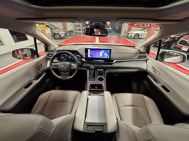 Certified 2025 Toyota Sienna XLE FWD image 24
