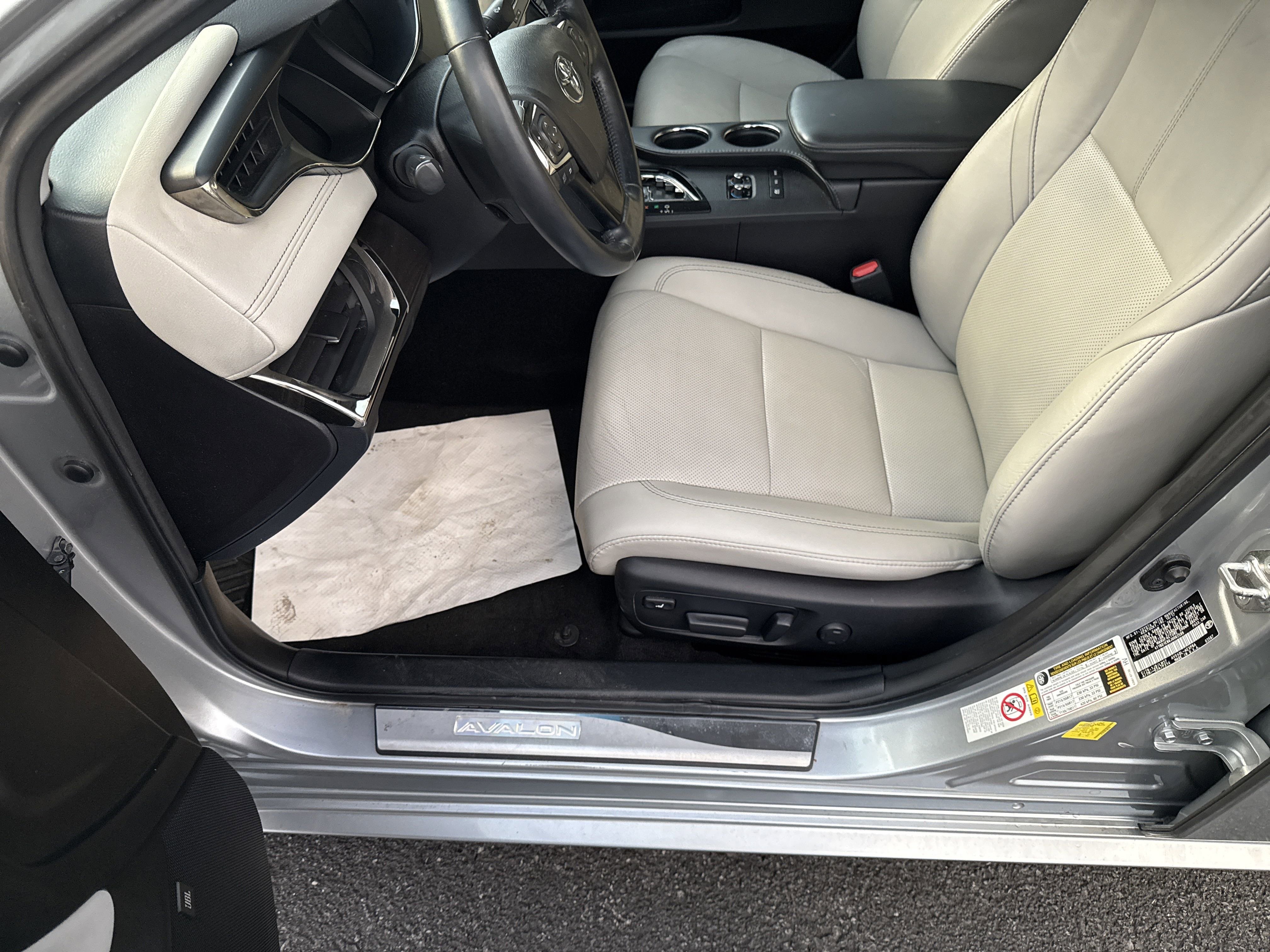 Used 2018 Toyota Avalon Limited image 14