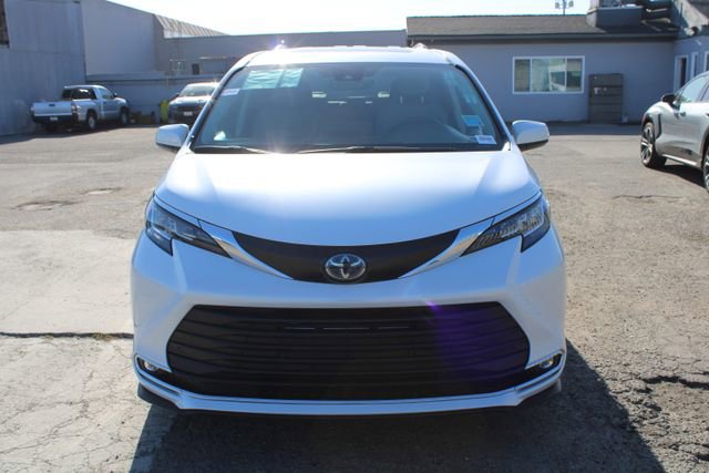 Used 2023 Toyota Sienna XLE w/ XLE Plus Package FWD image 2