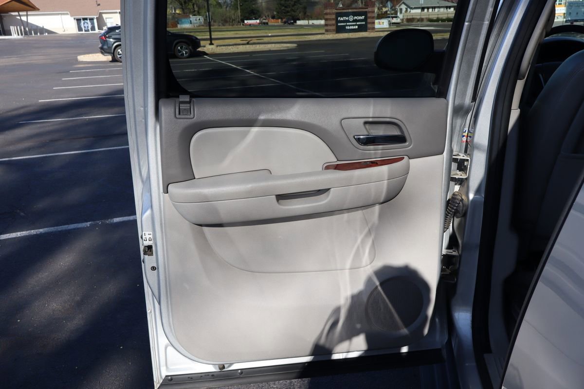 Used 2013 Chevrolet Suburban LT image 26