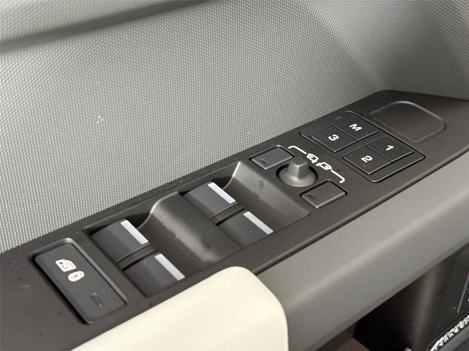 Used 2025 Land Rover Defender 110 X-Dynamic SE image 28