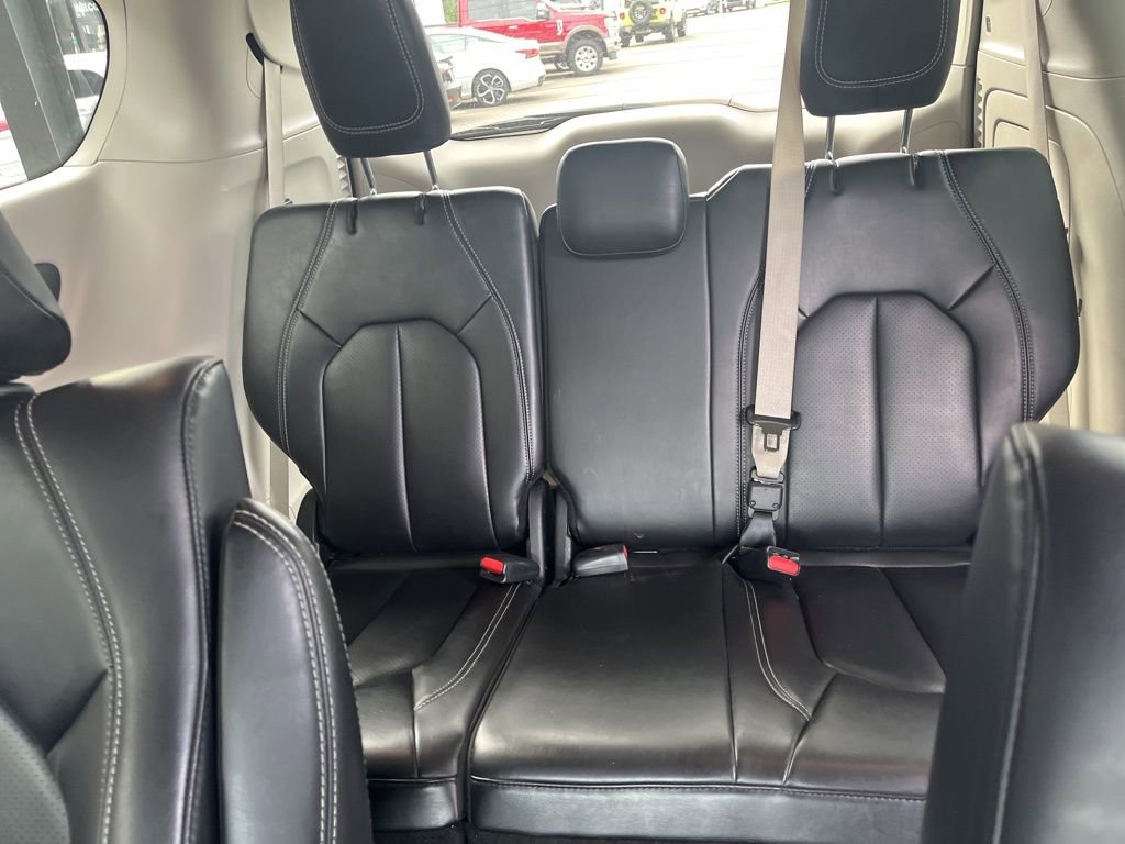 Used 2023 Chrysler Pacifica Touring-L image 9