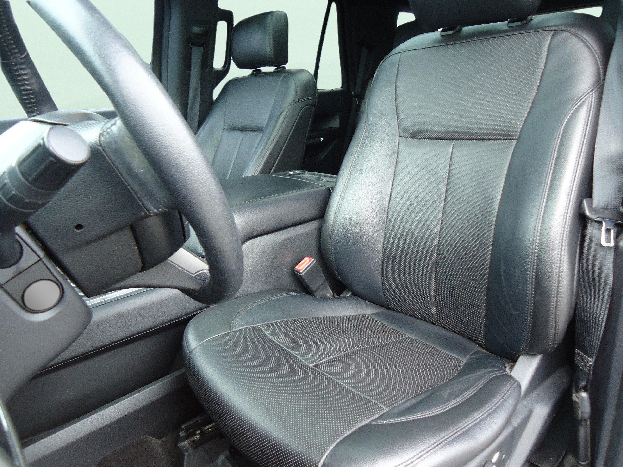 Used 2018 Ford Expedition XLT w/ Equipment Group 202A AWD/4WD image 24