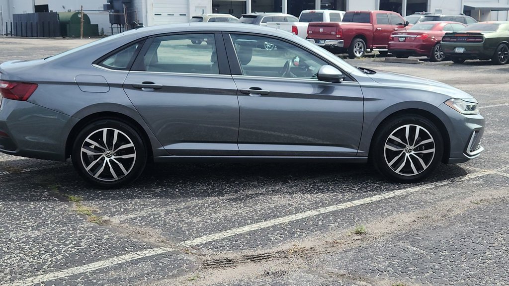 Used 2025 Volkswagen Jetta SE FWD image 8