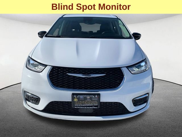 Used 2024 Chrysler Pacifica Touring-L image 4