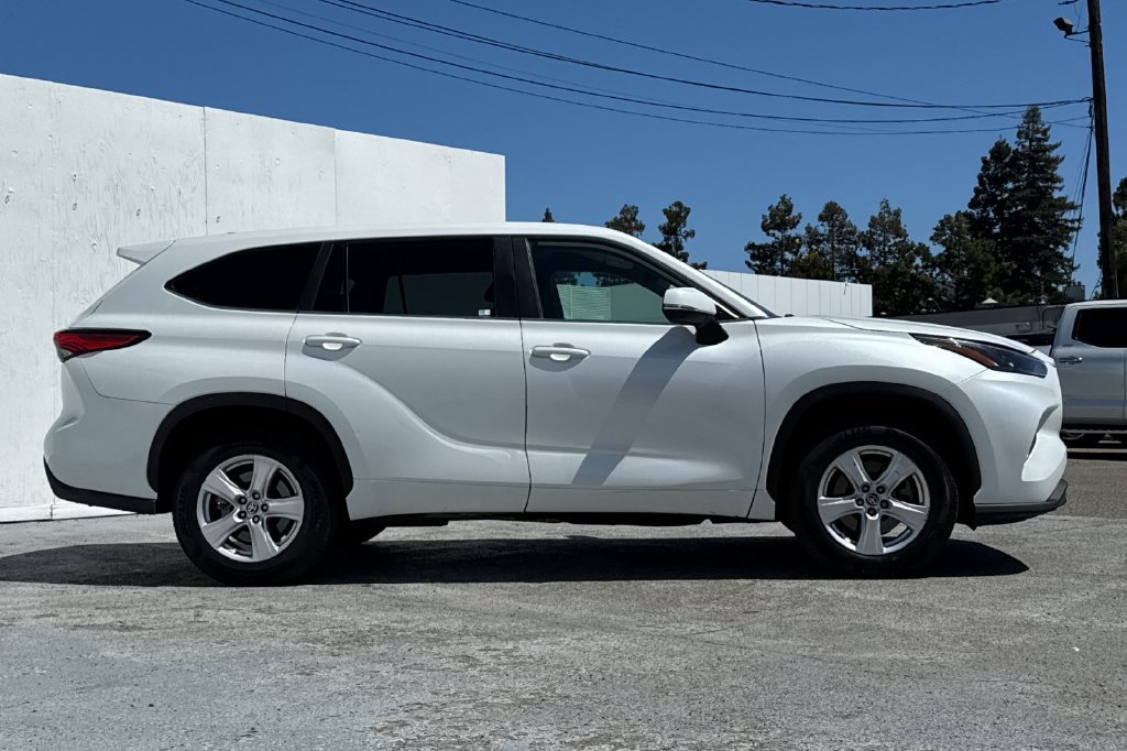 Used 2023 Toyota Highlander L FWD image 2