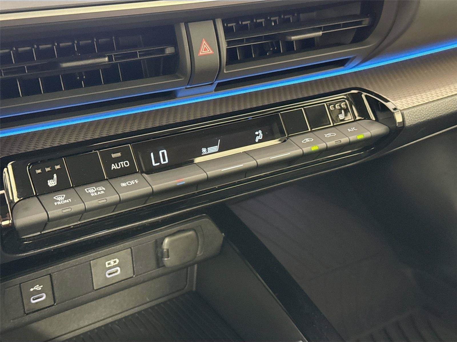 Certified 2025 Toyota Prius XLE FWD image 26