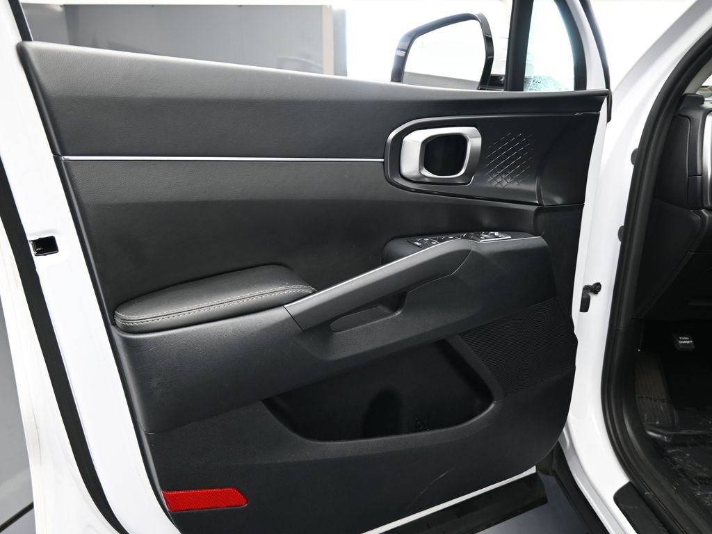 Used 2023 Kia Sorento LX image 15