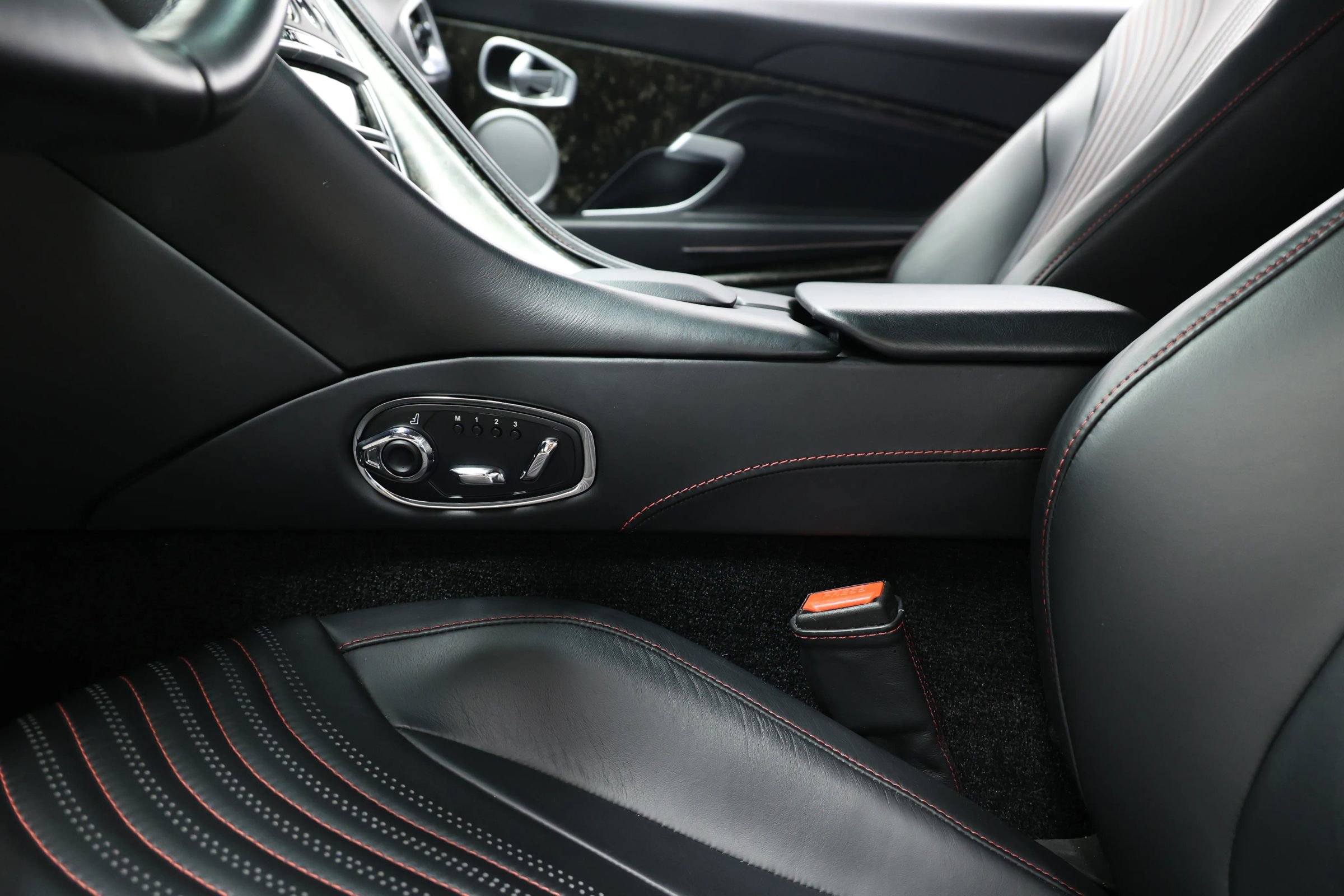 Used 2018 Aston Martin DB11 Coupe image 19