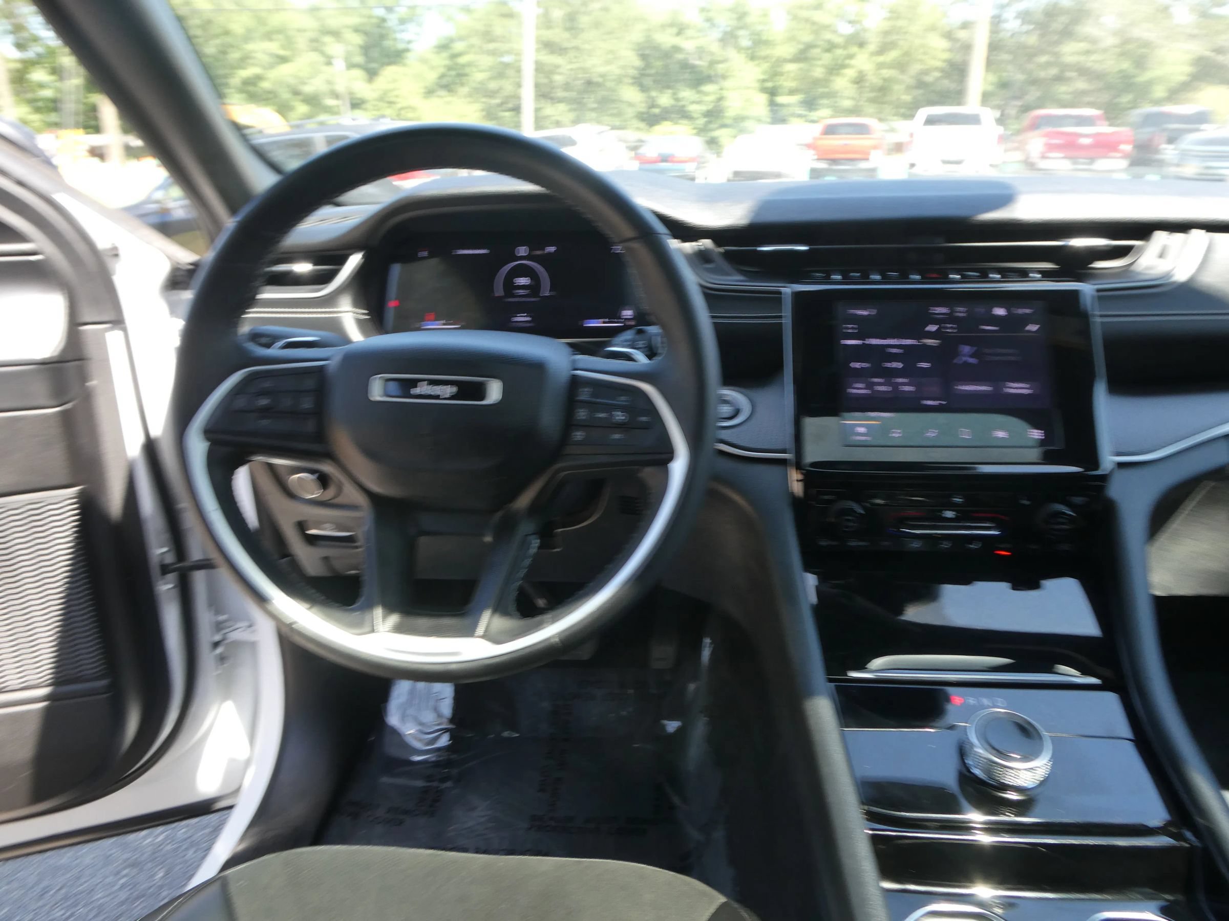 Used 2023 Jeep Grand Cherokee Altitude AWD/4WD image 15