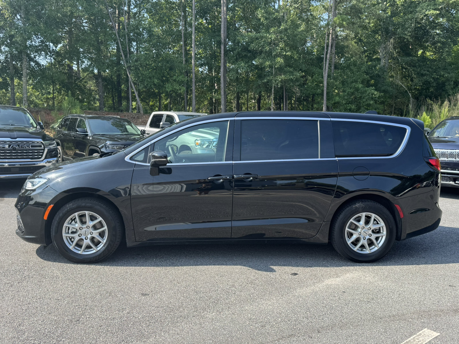 Used 2025 Chrysler Pacifica Select FWD image 8
