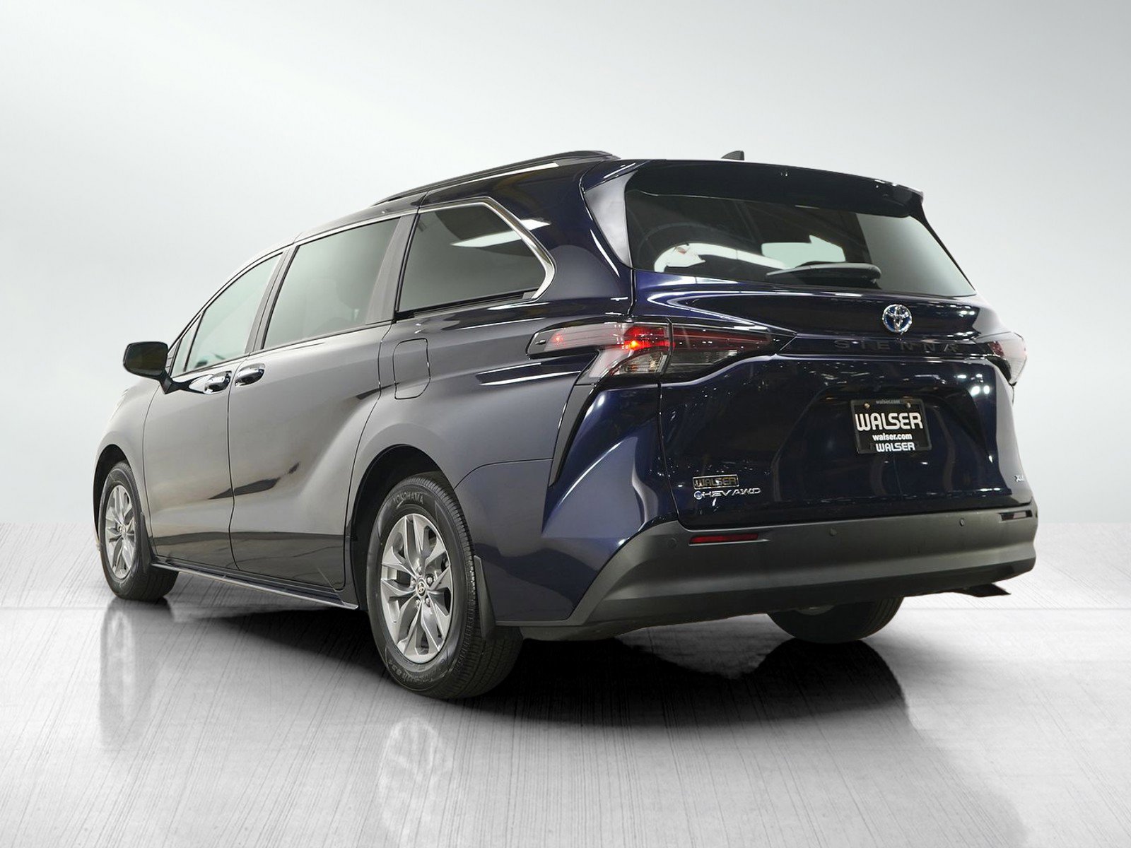 Used 2025 Toyota Sienna XLE AWD/4WD image 4