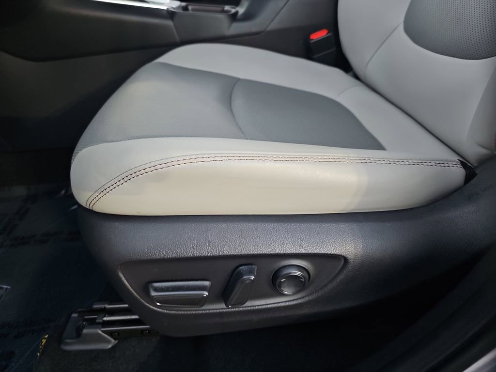 Used 2023 Toyota RAV4 Limited image 17