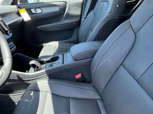 New 2025 Volvo XC40 B5 Core w/ Climate Package image 19