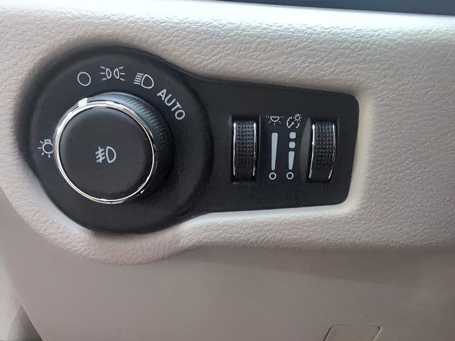 Used 2024 Chrysler Pacifica Touring-L image 9