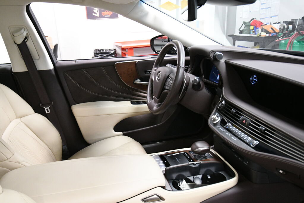 Used 2019 Lexus LS 500 AWD w/ Accessory Package (Z2) image 30