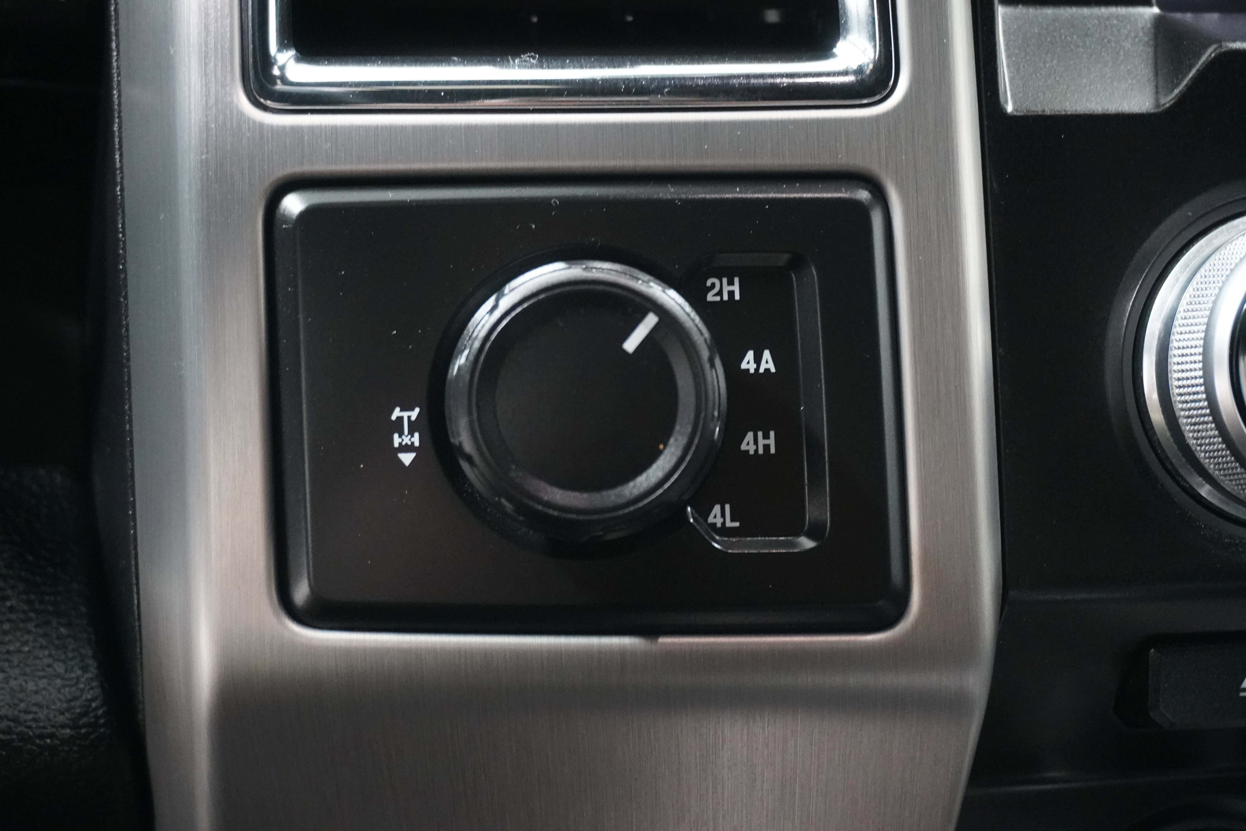 Used 2015 Ford F150 Platinum w/ Equipment Group 701A Luxury AWD/4WD image 29