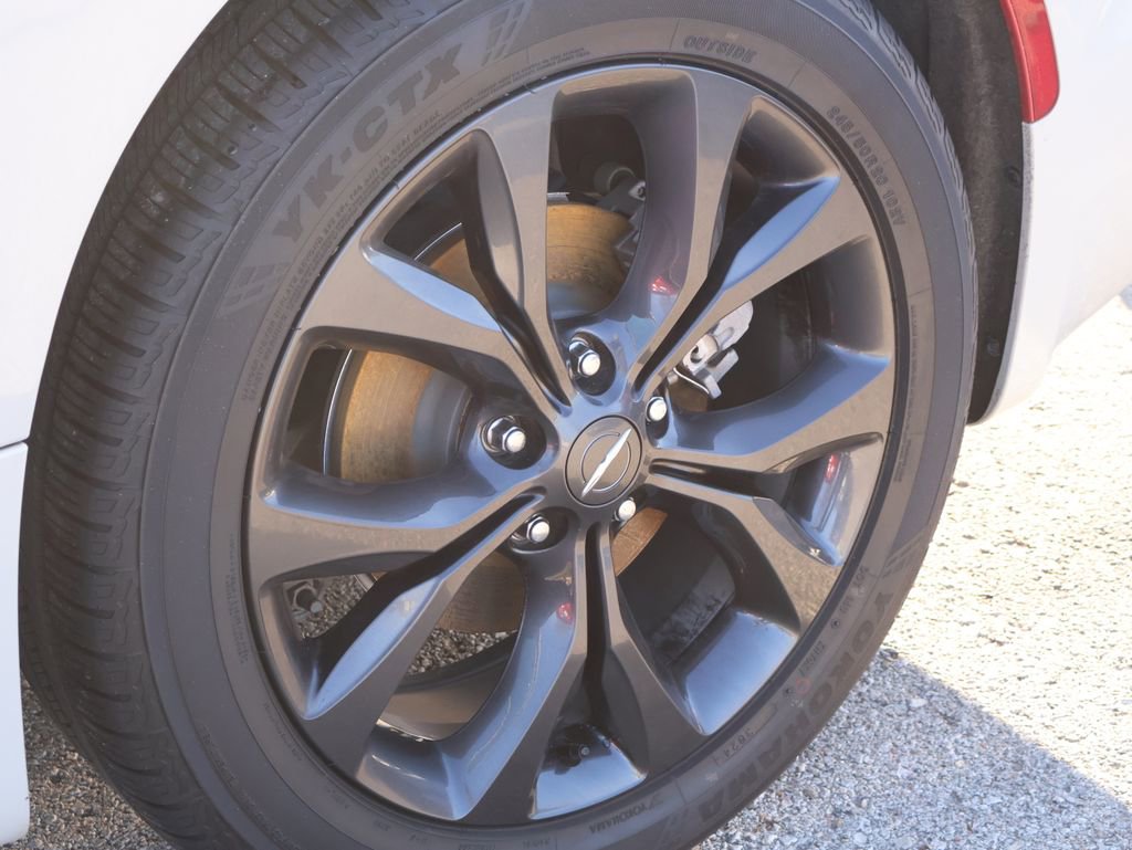 Used 2020 Chrysler Pacifica Touring w/ S Appearance Package image 40