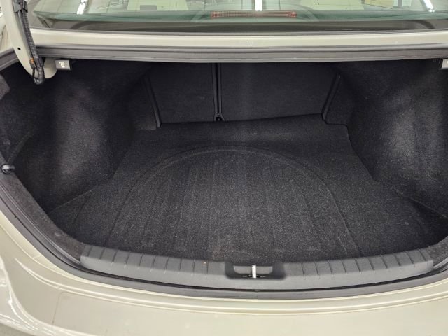 Used 2017 Hyundai Elantra SE image 38