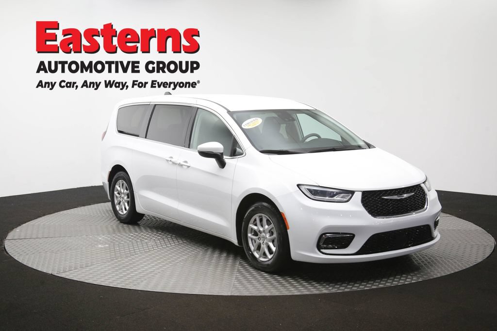 Used 2023 Chrysler Pacifica Touring-L FWD image 50