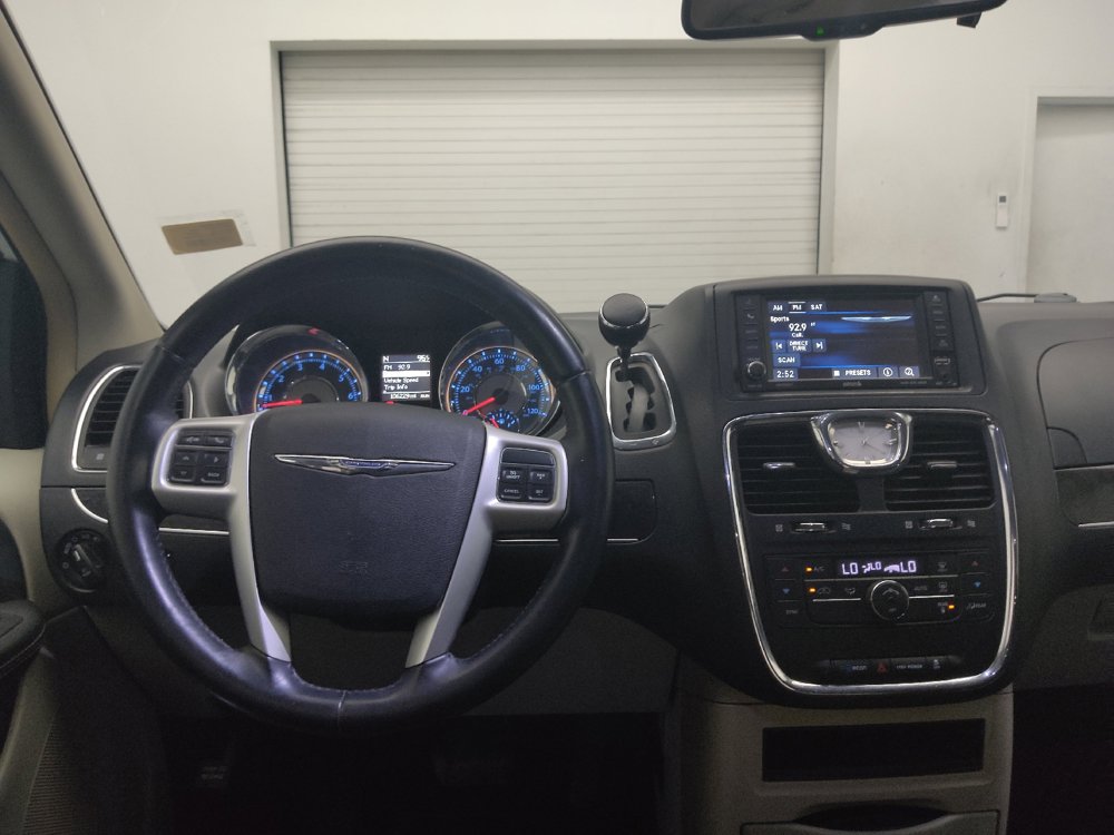 Used 2016 Chrysler Town & Country Touring FWD image 22