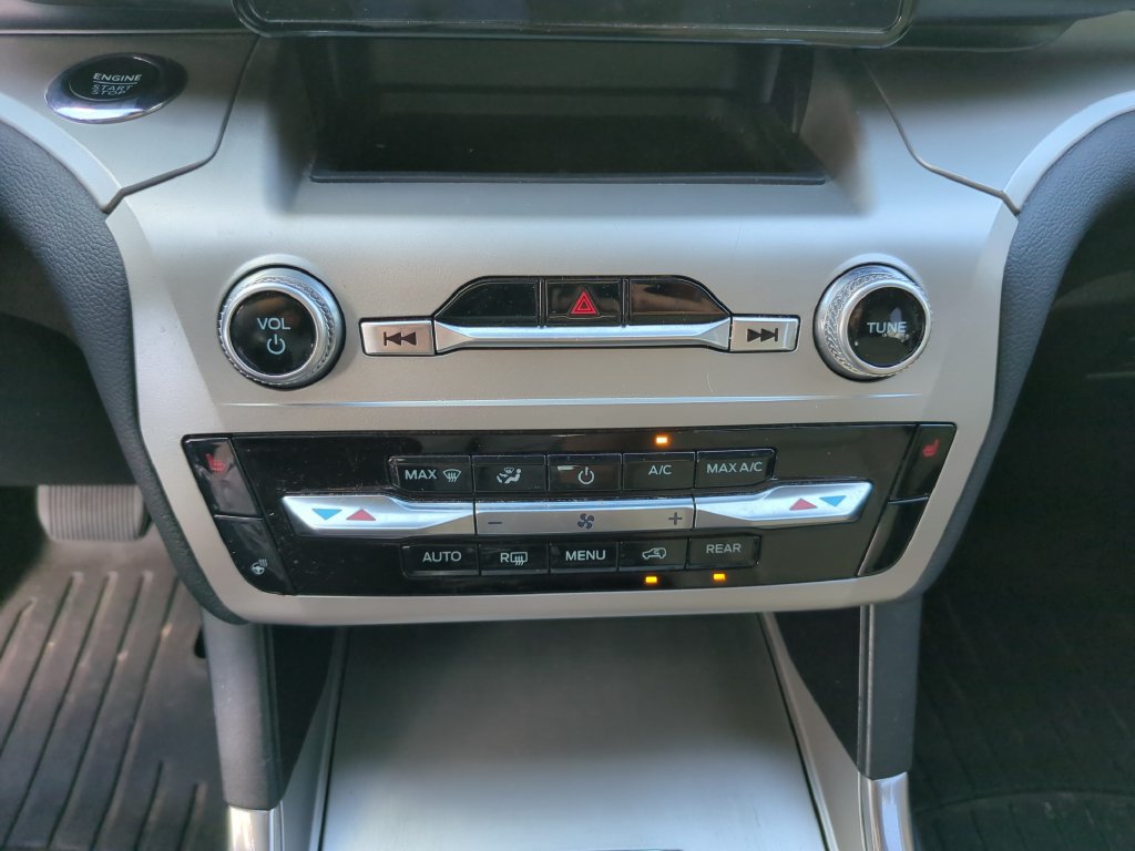 Certified 2022 Ford Explorer XLT w/ Equipment Group 202A RWD image 29