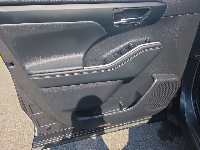 Used 2021 Toyota Highlander XLE AWD/4WD image 13