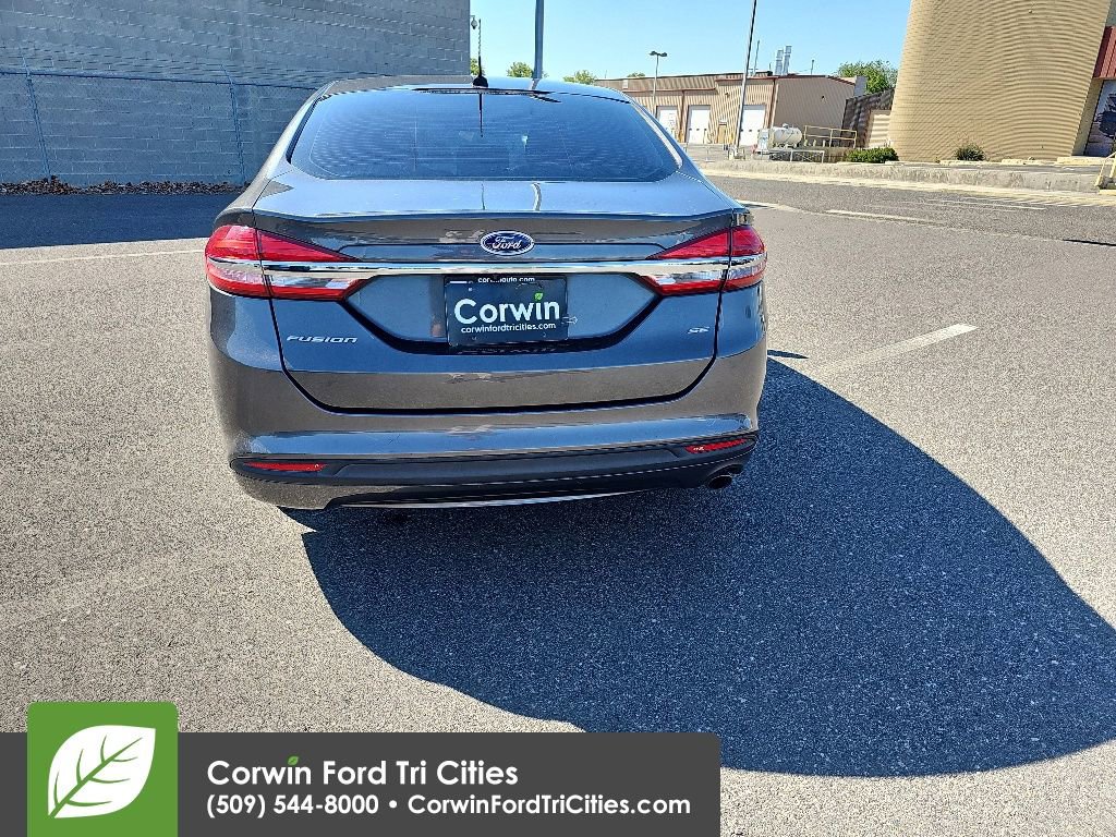 Used 2017 Ford Fusion SE FWD image 3