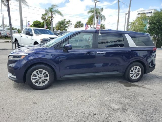 Used 2024 Kia Carnival LX FWD image 4