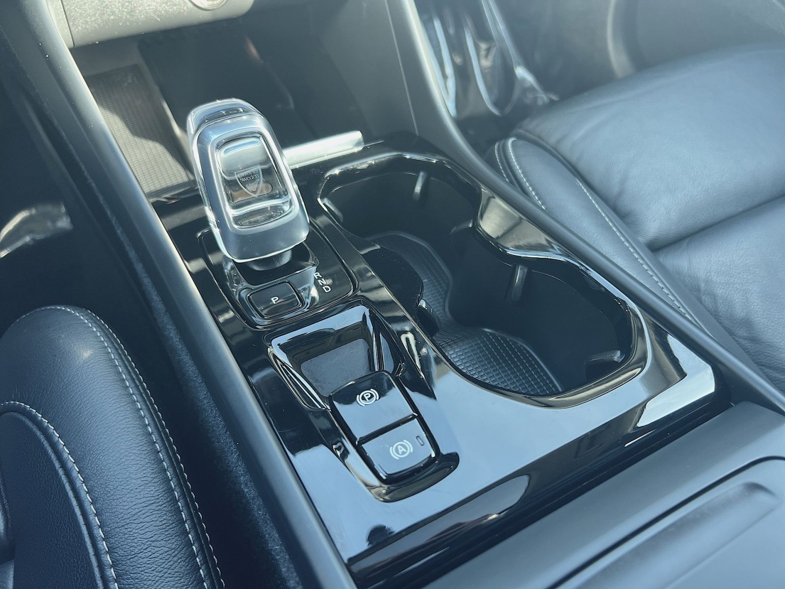 Certified 2024 Volvo XC40 B5 Plus w/ Protection Package Premier image 19