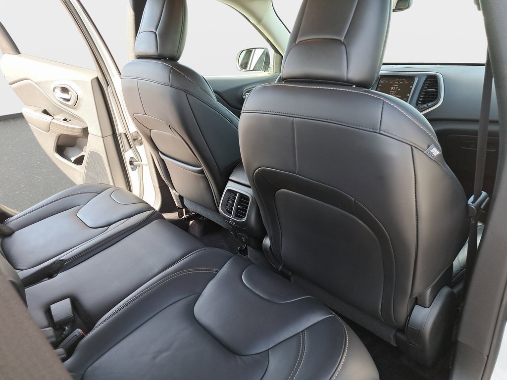 Used 2017 Jeep Cherokee Limited image 12