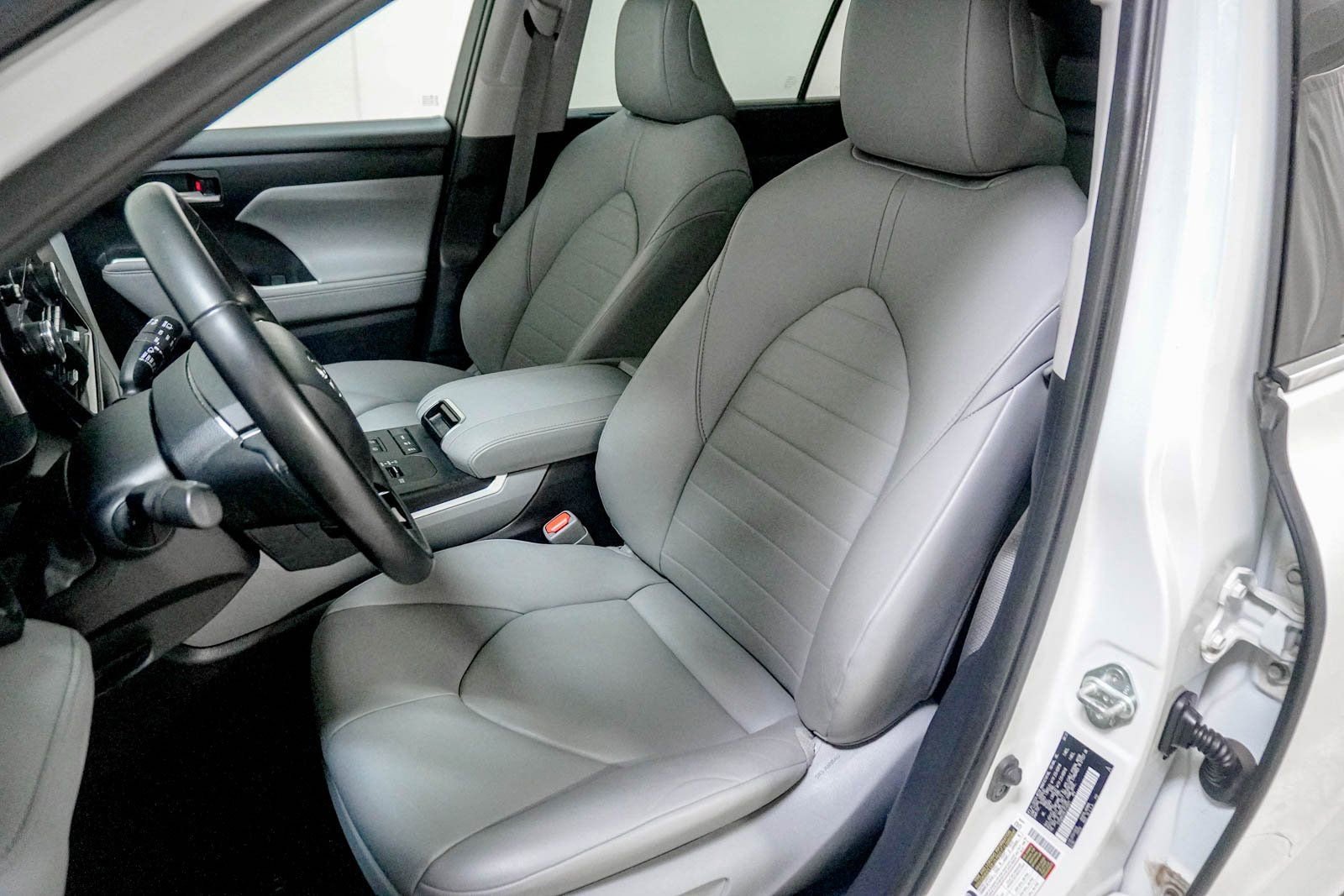 Used 2020 Toyota Highlander XLE image 19