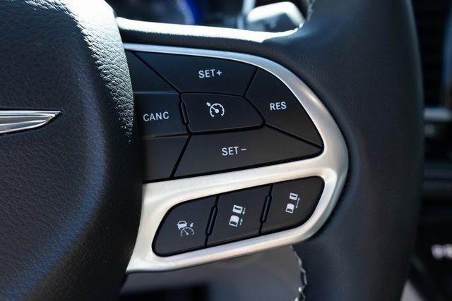 Used 2023 Chrysler Pacifica Limited FWD image 8