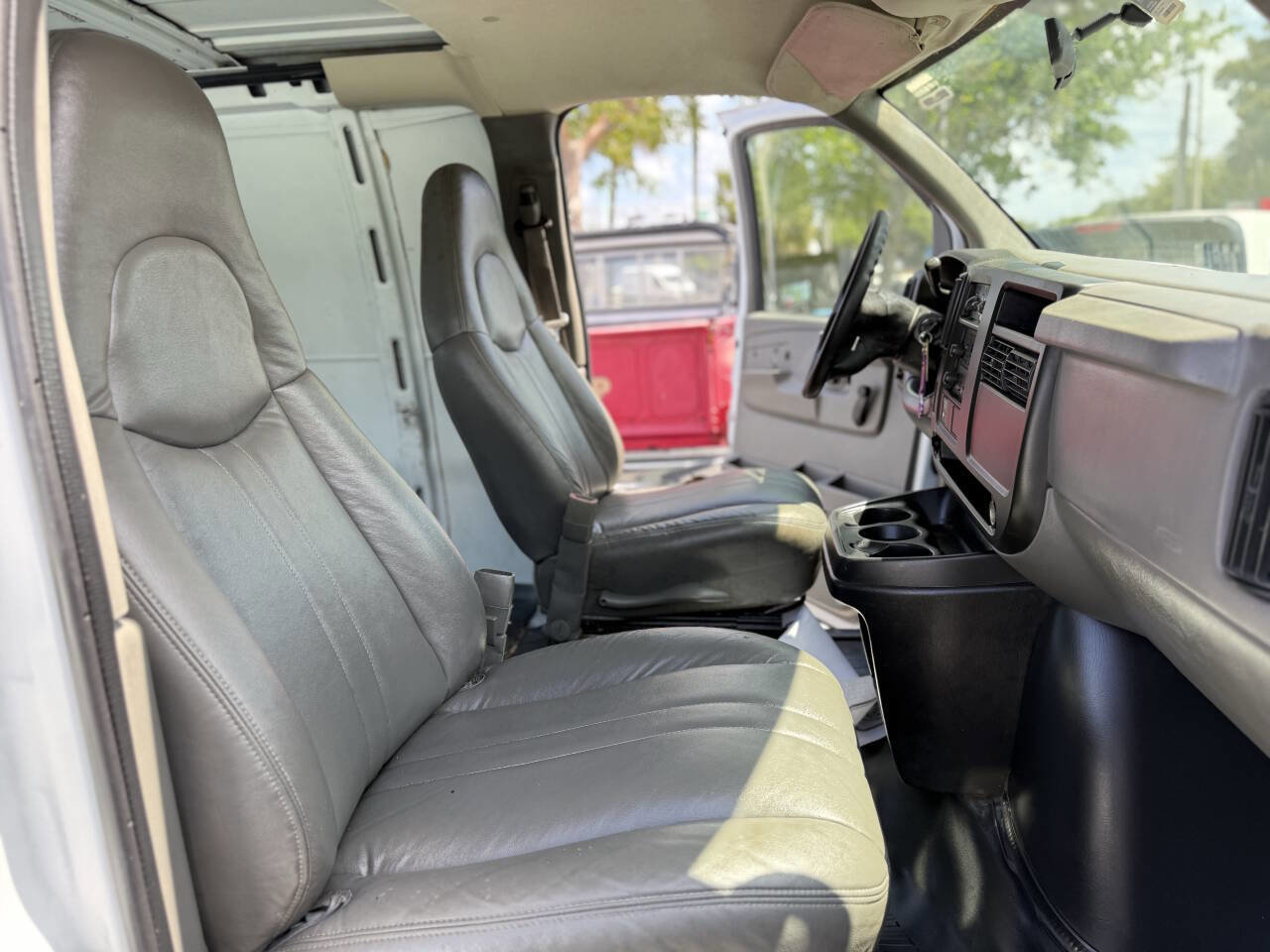 Used 2005 Chevrolet Express 2500 image 10